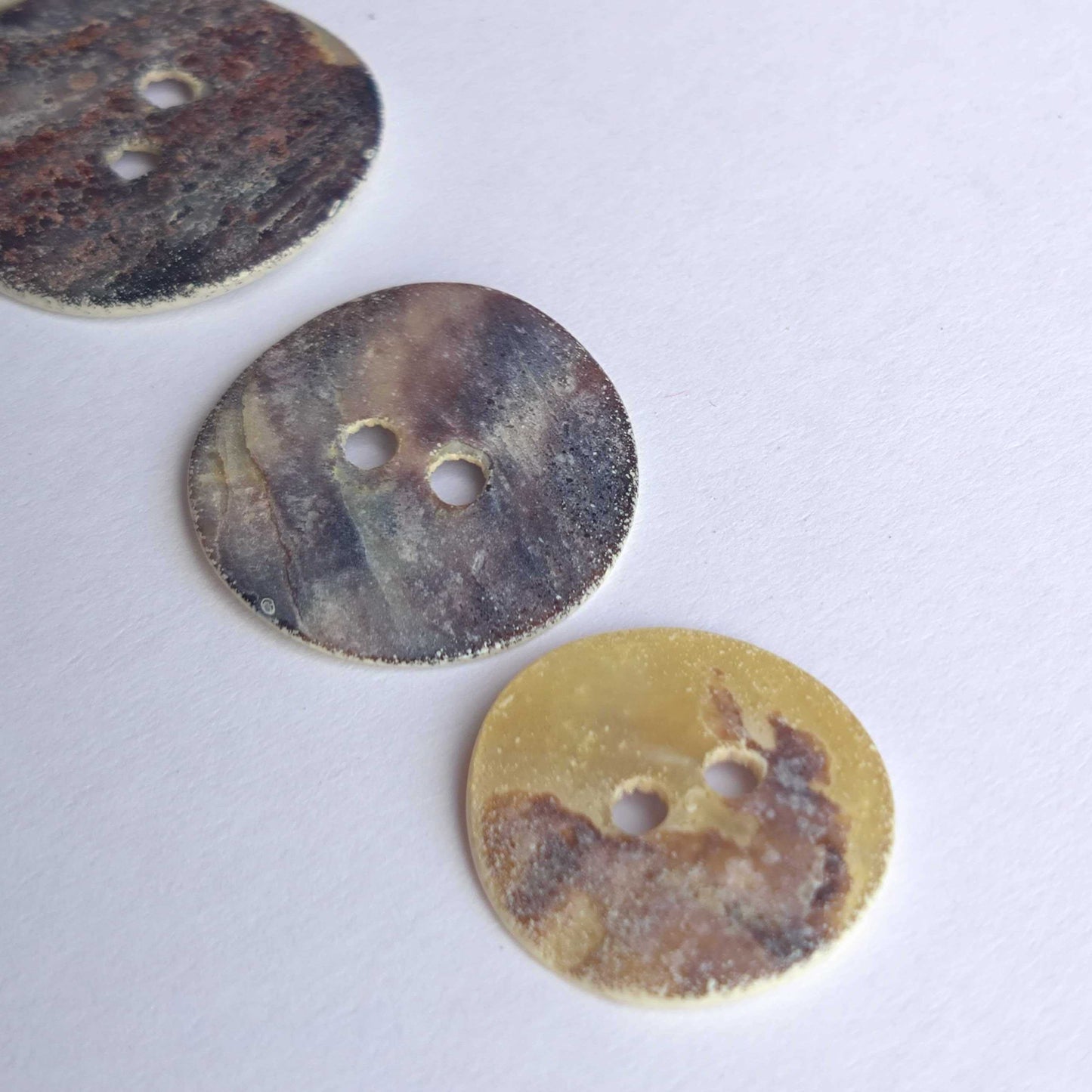 ホワイト/ベージュ 裏シェル風 デザイン性 2つ穴 R108