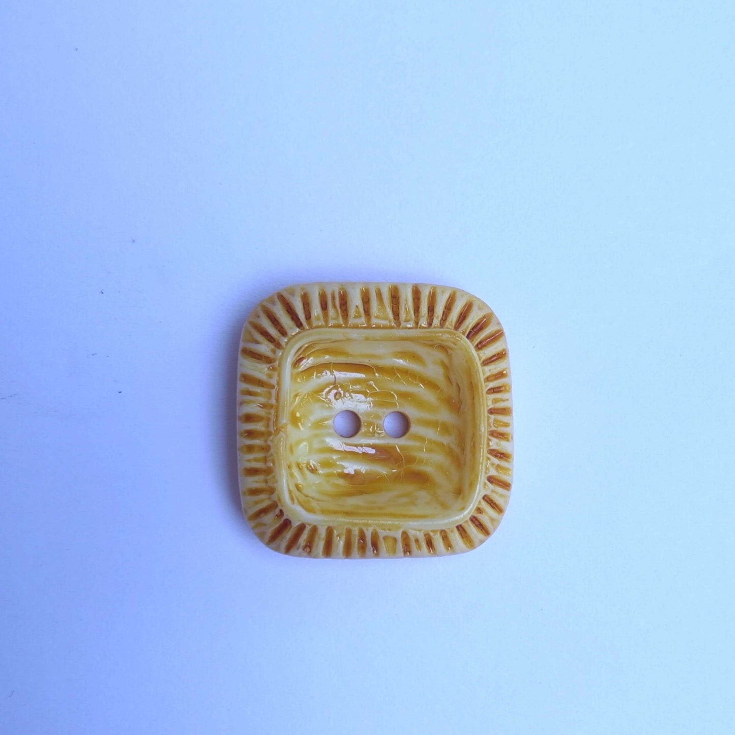 イエロー　スクエア　2つ穴　R26