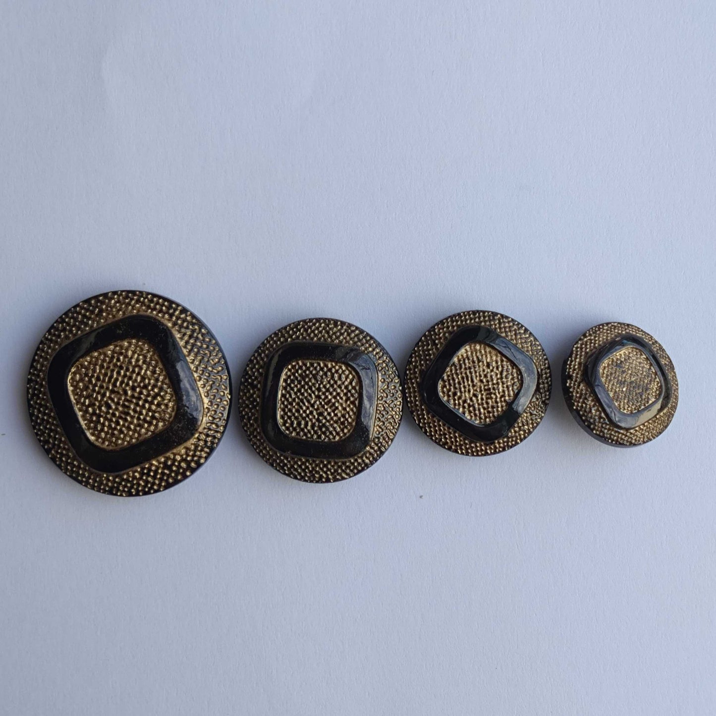 ゴールド　アンティーク　デザイン性　R103